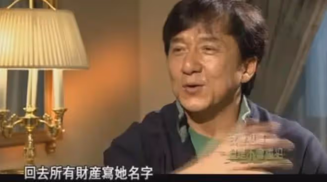 70歲成龍：身家25億還在拍打戲，財產留給兒子，女兒一分沒有