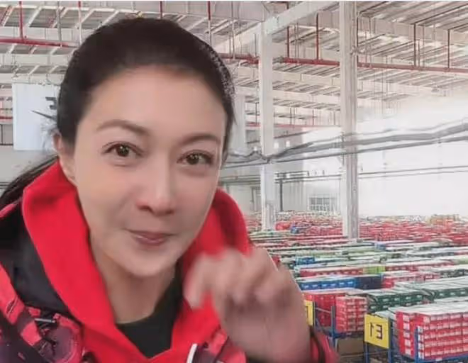 70歲成龍：身家25億還在拍打戲，財產留給兒子，女兒一分沒有