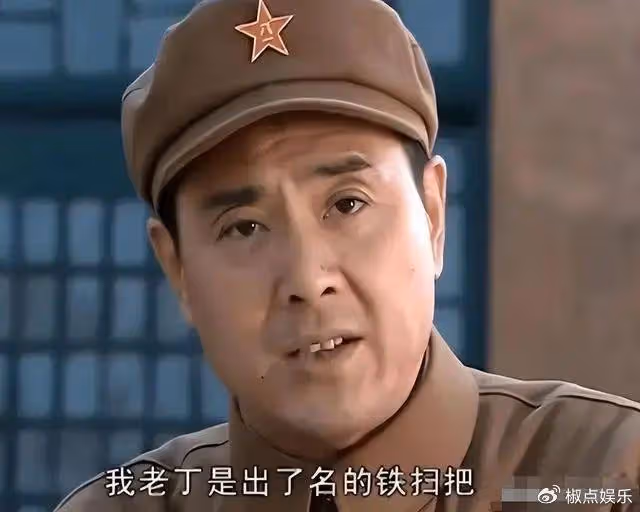 他在《亮劍》飾演丁偉，48歲爆紅，今66歲回河北農村建別墅養老