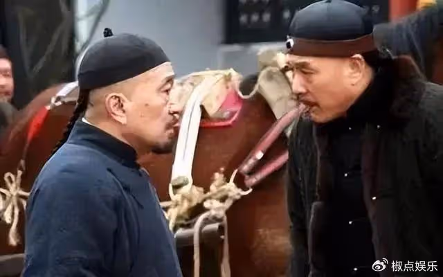 他在《亮劍》飾演丁偉，48歲爆紅，今66歲回河北農村建別墅養老