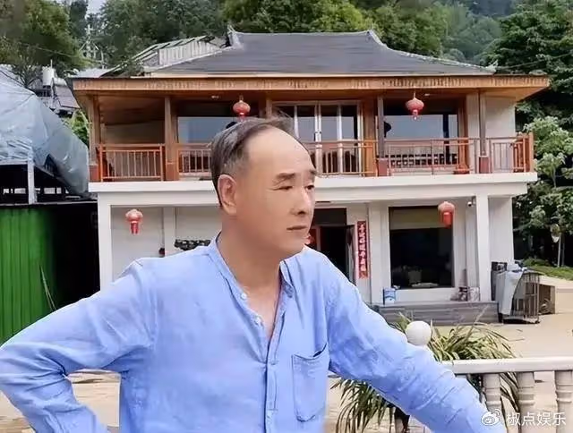 他在《亮劍》飾演丁偉，48歲爆紅，今66歲回河北農村建別墅養老