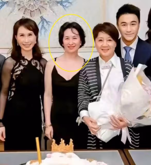 賭王四太慶64歲生日,何超瓊穿深V站C位搶鏡,三房缺席原因曝光!