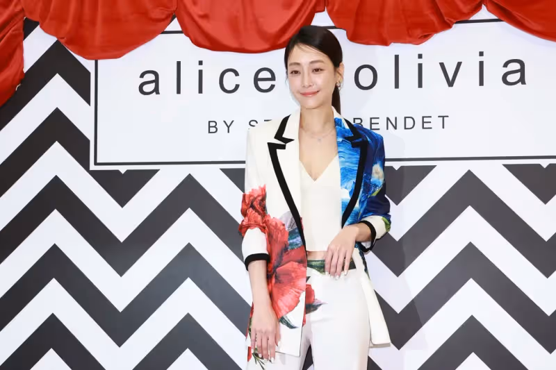 Melody當優雅名媛挺alice + olivia　謝欣穎套印花裝甜曝王柏傑「會喜歡」