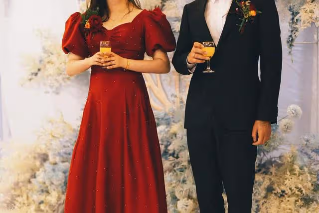 女兒33歲結婚,我送38萬嫁妝,她大包小包回門,我氣得當下決定換了卡的密碼