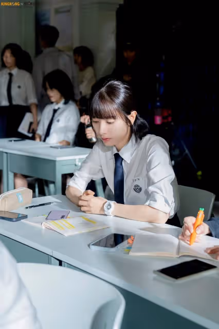 《金字塔遊戲》苞娜頂妹妹頭超減齡　同款清新潮錶千元就能入手