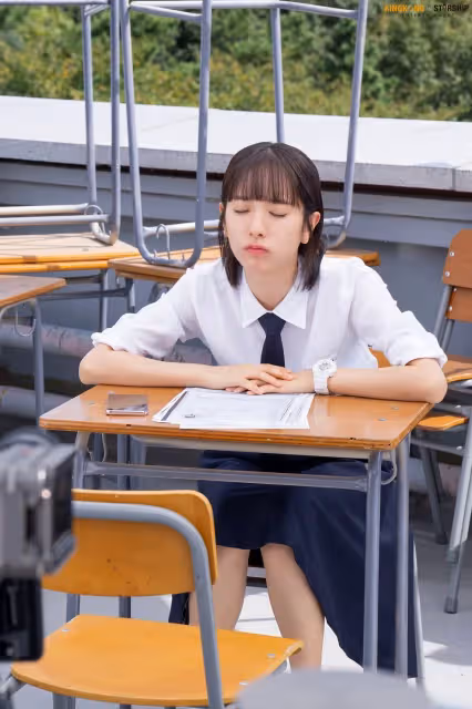 《金字塔遊戲》苞娜頂妹妹頭超減齡　同款清新潮錶千元就能入手
