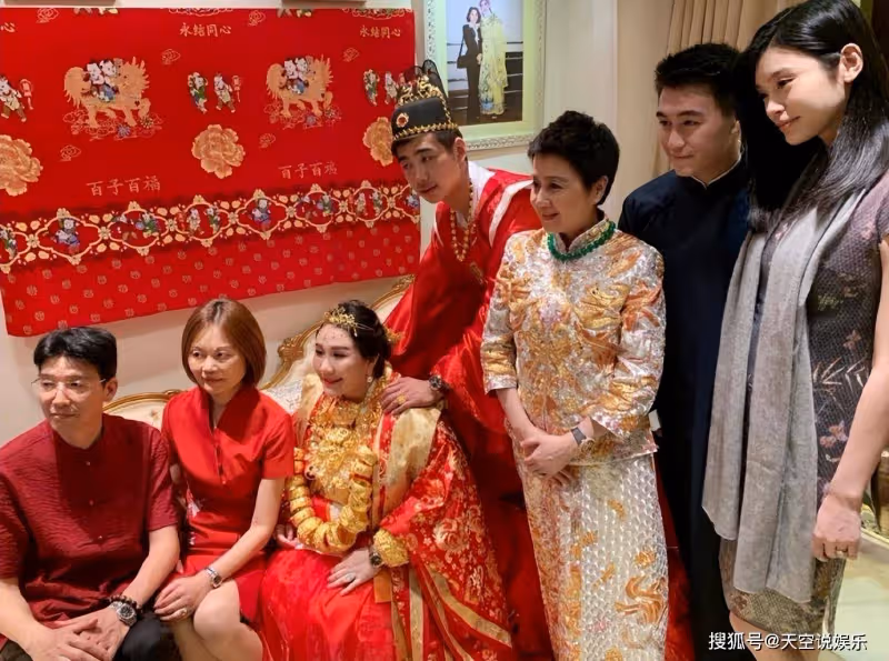 何超盈這是怎麼了？臉部瘦到脫相，和辛奇隆夫妻牽手合體