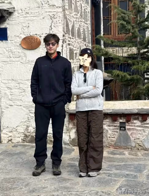 胡歌攜妻拉薩出遊,他拎著大包小包,不讓女方拿,網友直呼好貼心