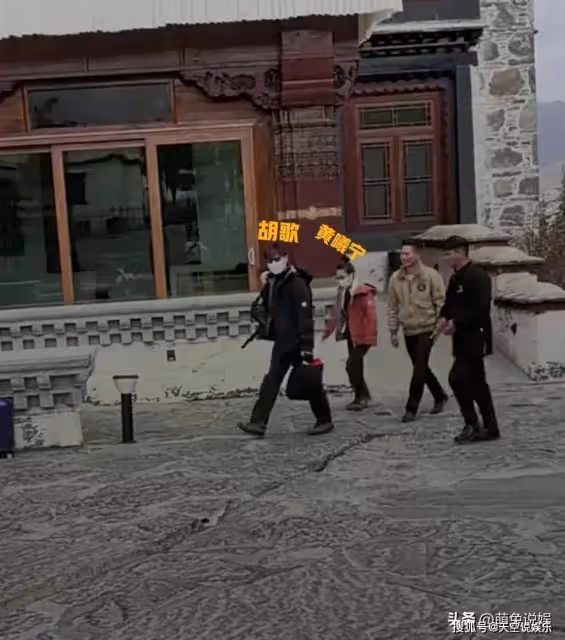 胡歌攜妻拉薩出遊,他拎著大包小包,不讓女方拿,網友直呼好貼心