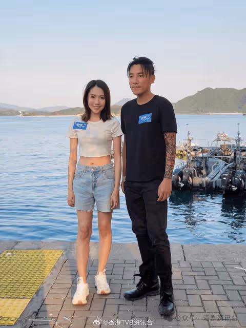 張頴康手擘紋曬身演賊公！阮嘉敏被槍聲嚇親