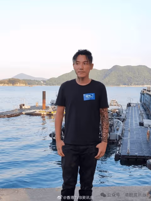張頴康手擘紋曬身演賊公！阮嘉敏被槍聲嚇親