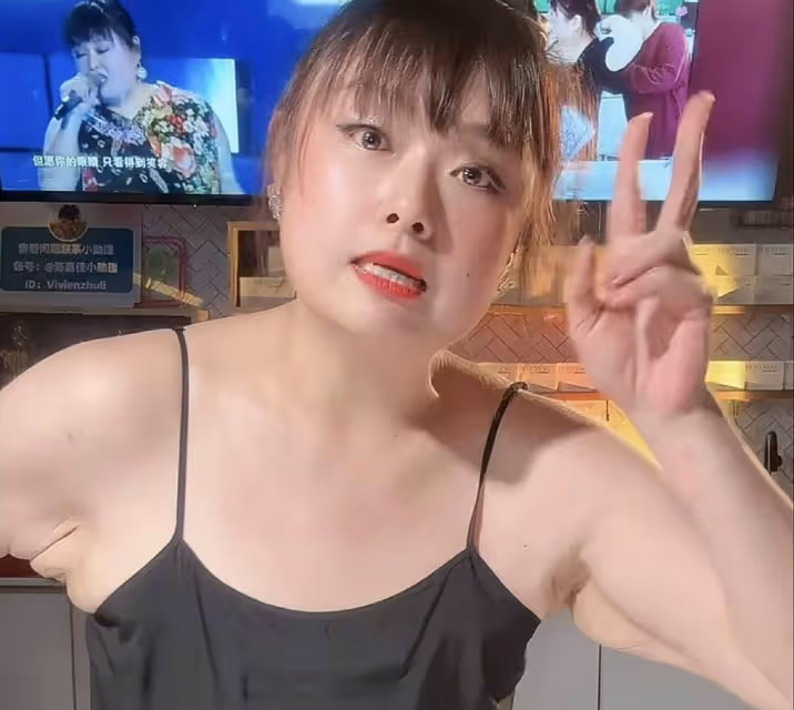 香港女星半年減肥110斤,直播帶貨腋下皮膚松垮,直接嚇壞網友