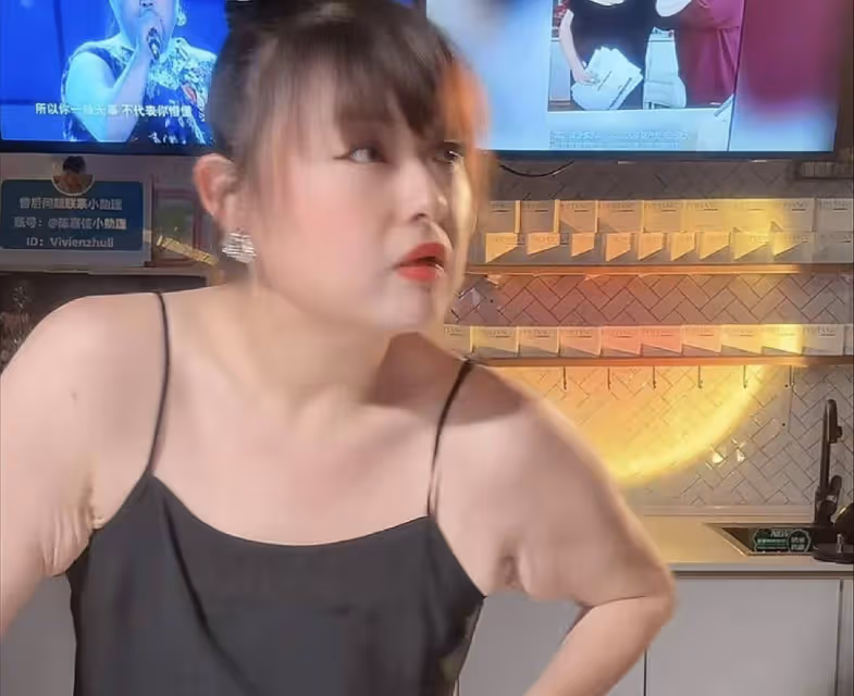 香港女星半年減肥110斤,直播帶貨腋下皮膚松垮,直接嚇壞網友