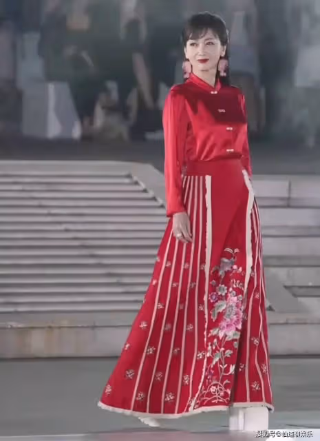 趙雅芝出席時裝周活動,一襲紅色馬面裙驚艷眾人,70歲儀態似20歲