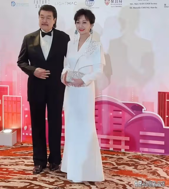 趙雅芝出席時裝周活動,一襲紅色馬面裙驚艷眾人,70歲儀態似20歲