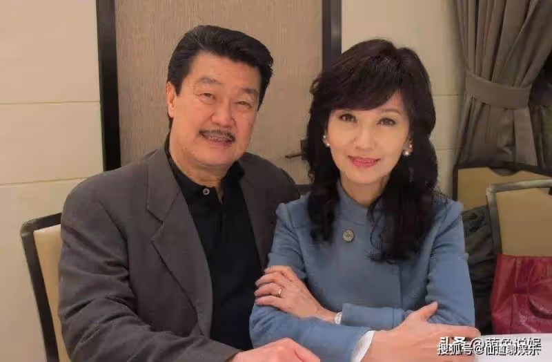 趙雅芝出席時裝周活動,一襲紅色馬面裙驚艷眾人,70歲儀態似20歲