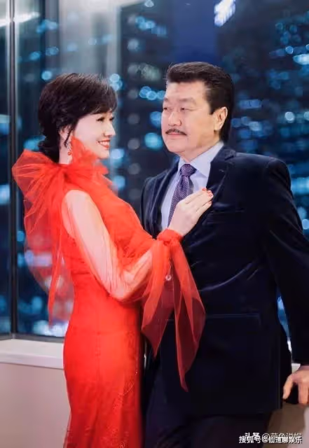 趙雅芝出席時裝周活動,一襲紅色馬面裙驚艷眾人,70歲儀態似20歲