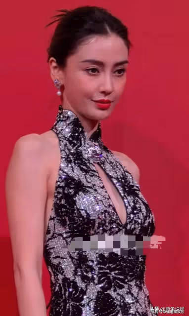 楊穎最新亮相:穿一襲中式鑲鑽旗袍,現身上海時裝周,狀態引熱議
