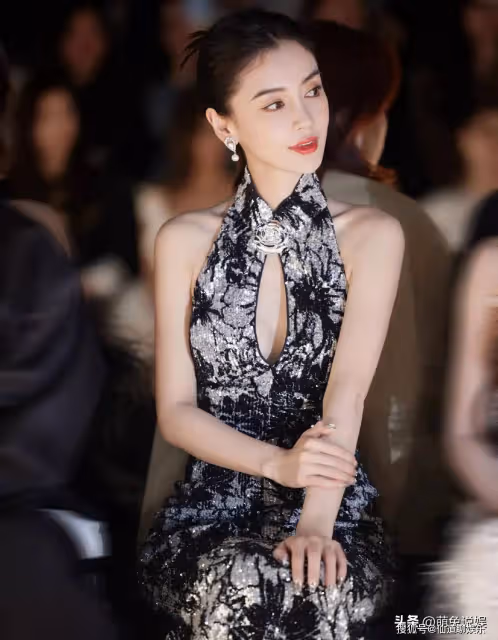 楊穎最新亮相:穿一襲中式鑲鑽旗袍,現身上海時裝周,狀態引熱議