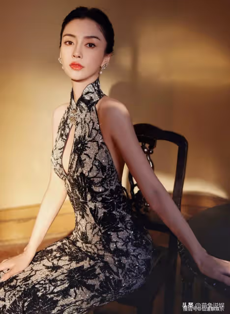 楊穎最新亮相:穿一襲中式鑲鑽旗袍,現身上海時裝周,狀態引熱議