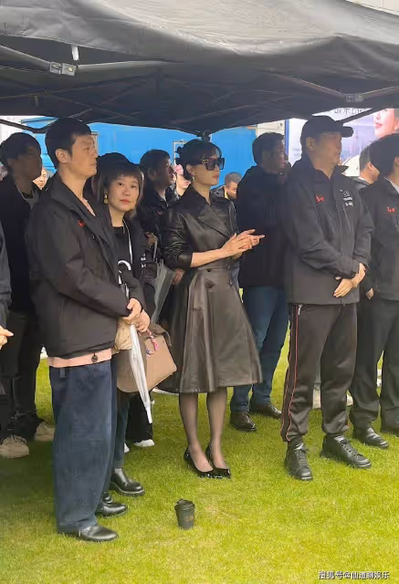 新劇開機!被「黑絲腿」的孫儷驚艷,兇相變福相,甩打針臉幾條街