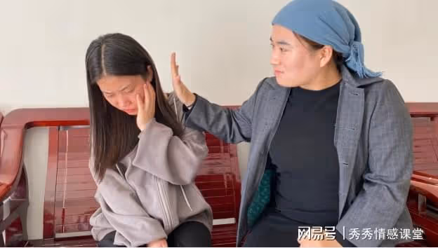女孩第一次去男友家，席間想吃一個油燜大蝦，被准婆婆打掉了筷子