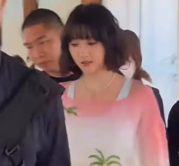 關曉彤、鹿晗越來越有夫妻相，最新露面雙雙浮腫，被吐槽太愛喝酒