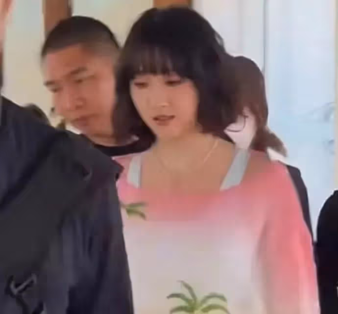 關曉彤、鹿晗越來越有夫妻相，最新露面雙雙浮腫……