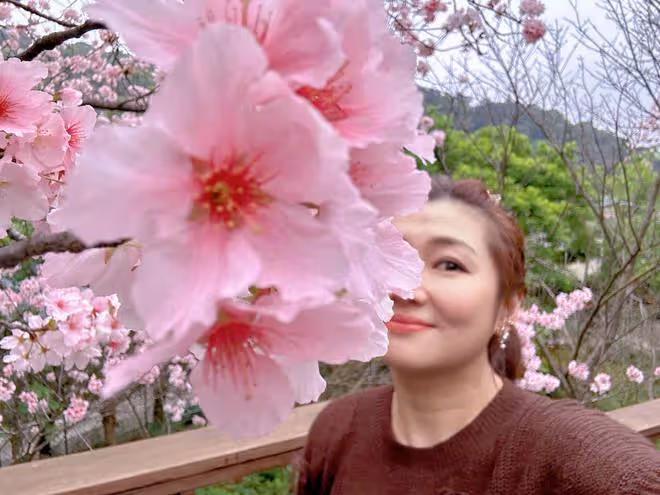 任家萱與男友帶兒子出遊，小腰果坐爸爸懷裡大笑，白白胖胖好可愛
