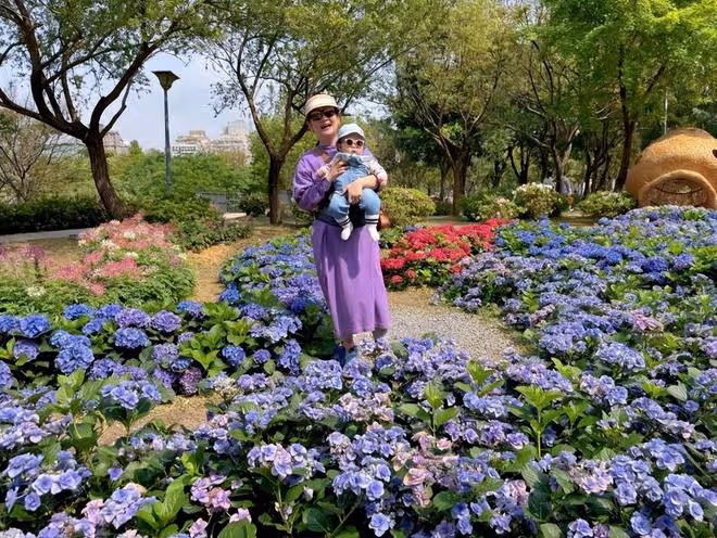 任家萱與男友帶兒子出遊，小腰果坐爸爸懷裡大笑，白白胖胖好可愛