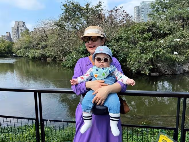 任家萱與男友帶兒子出遊，小腰果坐爸爸懷裡大笑，白白胖胖好可愛