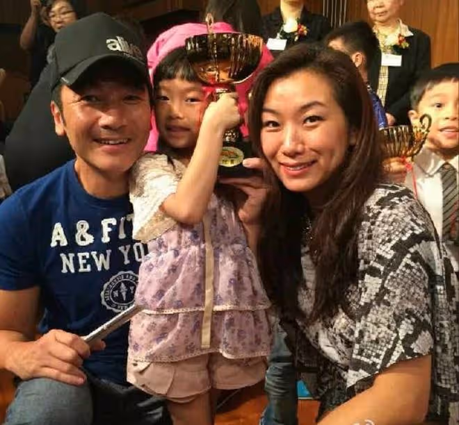 61歲港星女兒成香港馬術隊騎手，長相跟前港姐冠軍媽媽猶如餅印