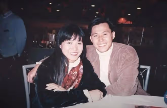 TVB老戲骨新劇一秒變臉演技獲贊，與太太結婚36年浪漫如初