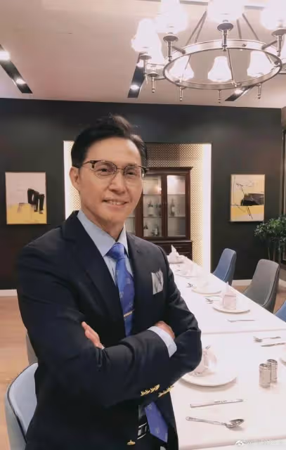 TVB老戲骨新劇一秒變臉演技獲贊，與太太結婚36年浪漫如初