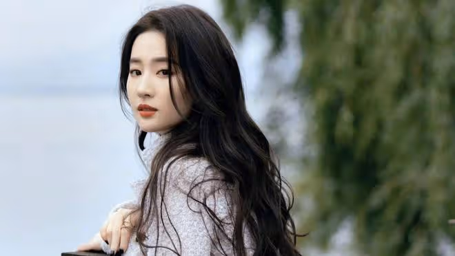 劉亦菲香港游「咬手指」一幕被捕捉!劉亦菲:我不要面子的嗎?