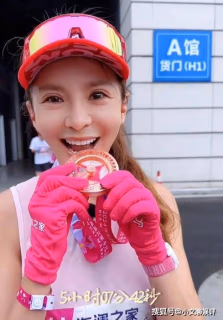 朱迅參加無錫馬拉松,全程帶傷跑完42公里,50歲穿超短裙很美麗