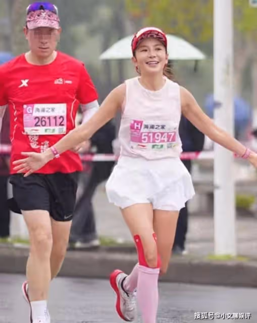 朱迅參加無錫馬拉松，全程帶傷跑完42公里，50歲穿超短裙很美麗