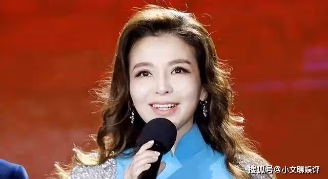 朱迅參加無錫馬拉松，全程帶傷跑完42公里，50歲穿超短裙很美麗