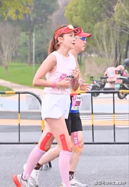 朱迅參加無錫馬拉松，全程帶傷跑完42公里，50歲穿超短裙很美麗