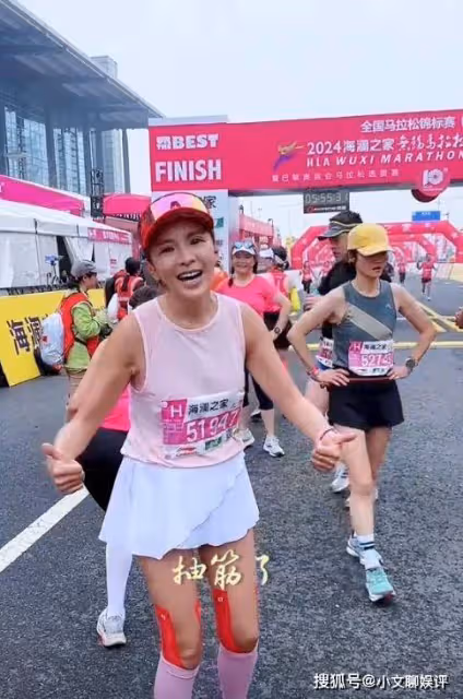 朱迅參加無錫馬拉松，全程帶傷跑完42公里，50歲穿超短裙很美麗