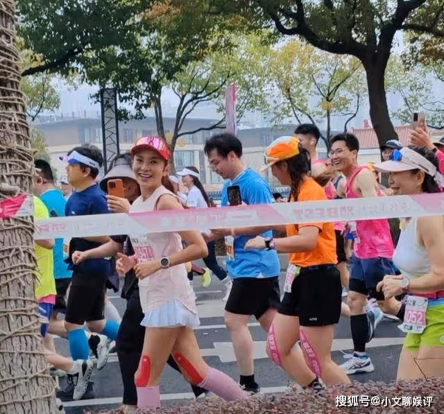 朱迅參加無錫馬拉松，全程帶傷跑完42公里，50歲穿超短裙很美麗