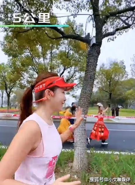 朱迅參加無錫馬拉松，全程帶傷跑完42公里，50歲穿超短裙很美麗