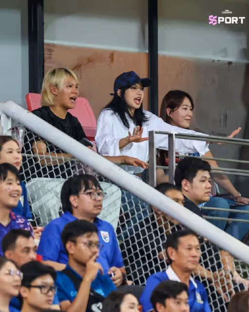 Lisa在賽場歡呼，同時為雙方球隊加油，韓國網友稱讚，讓人很感動