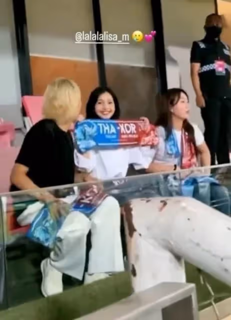 Lisa在賽場歡呼，同時為雙方球隊加油，韓國網友稱讚，讓人很感動