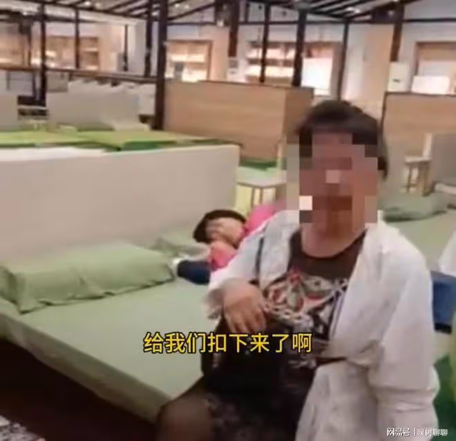 雲南西雙版納37名遊客跟團游,被關在購物店裡:不買床墊不讓走