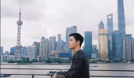 男生穿「小香風」也不差,王一博短髮造型簡單利索,矜貴又紳士