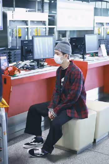 男生穿「小香風」也不差,王一博短髮造型簡單利索,矜貴又紳士