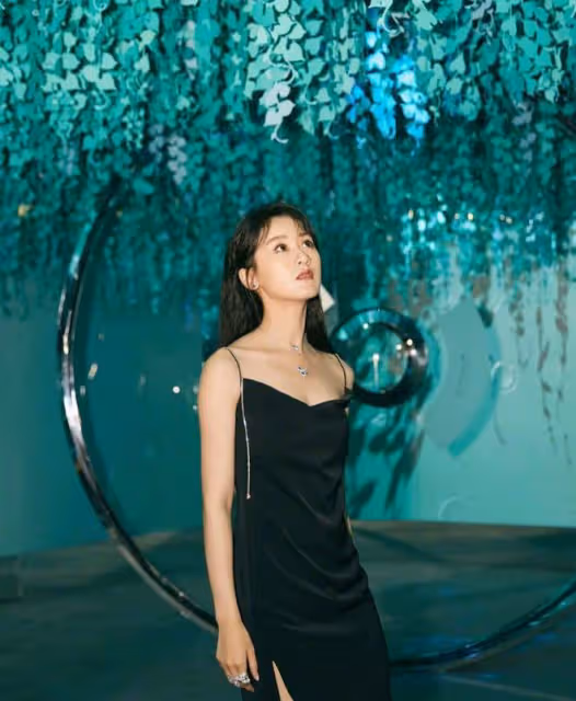 袁冰妍為出圈也是拼了,穿盪領弔帶裙「太客氣」,不低俗還挺高級