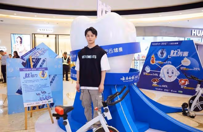 尹正改走「淑女路線」?「小揪揪」配工裝風挺奇特,意外的不違和
