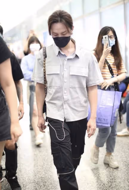 尹正改走「淑女路線」?「小揪揪」配工裝風挺奇特,意外的不違和